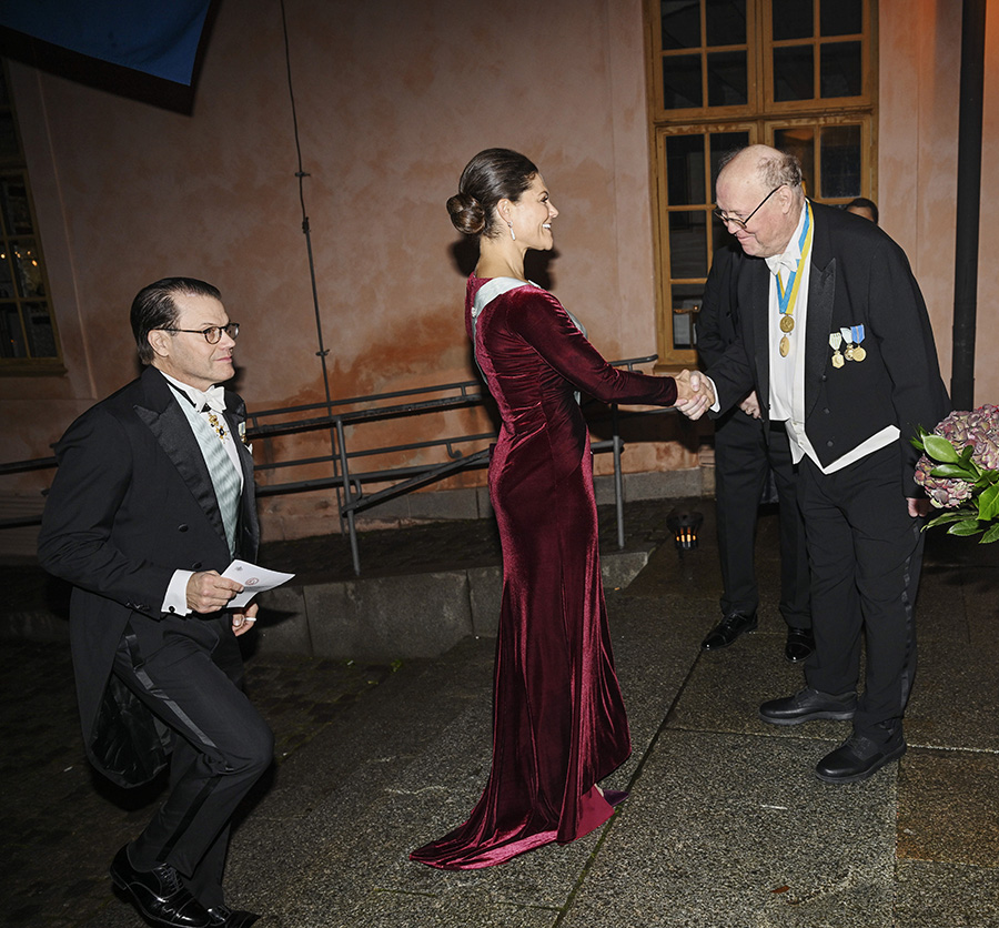 Victorias härliga fest med prins Daniel – glänste i vinrött