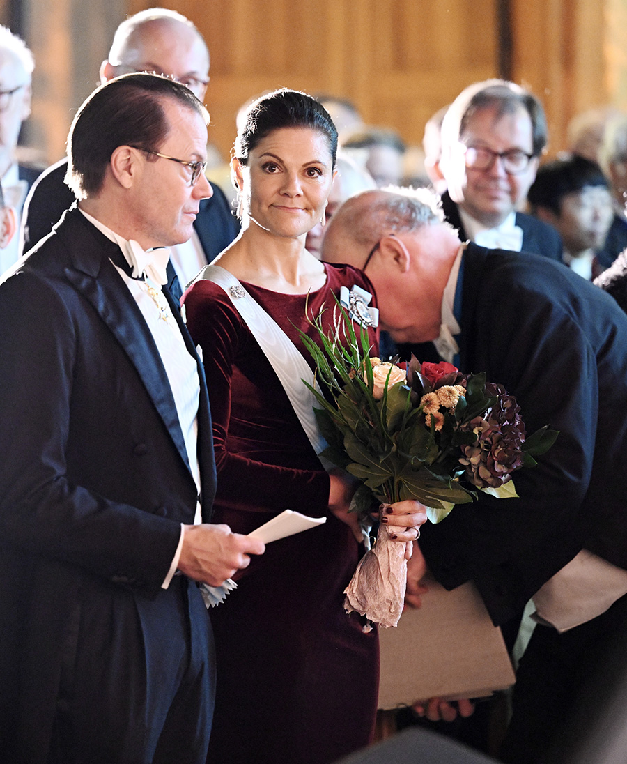 Victorias härliga fest med prins Daniel – glänste i vinrött