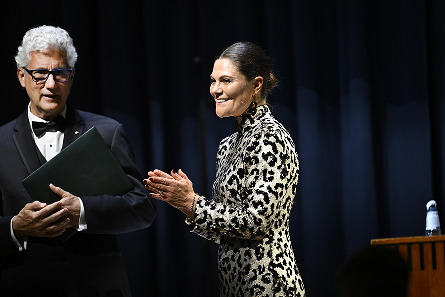 Victorias lyxiga comeback – på glammig fest med Wallenberg