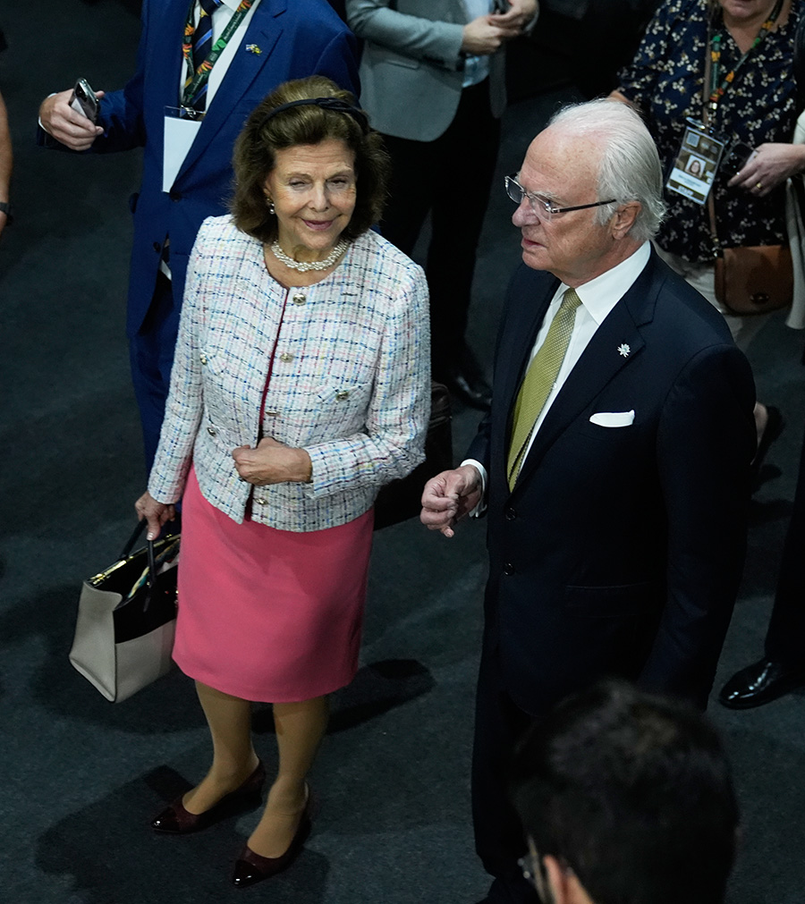 Kungen i jättebråk med gravid 29-åring – under semestern!