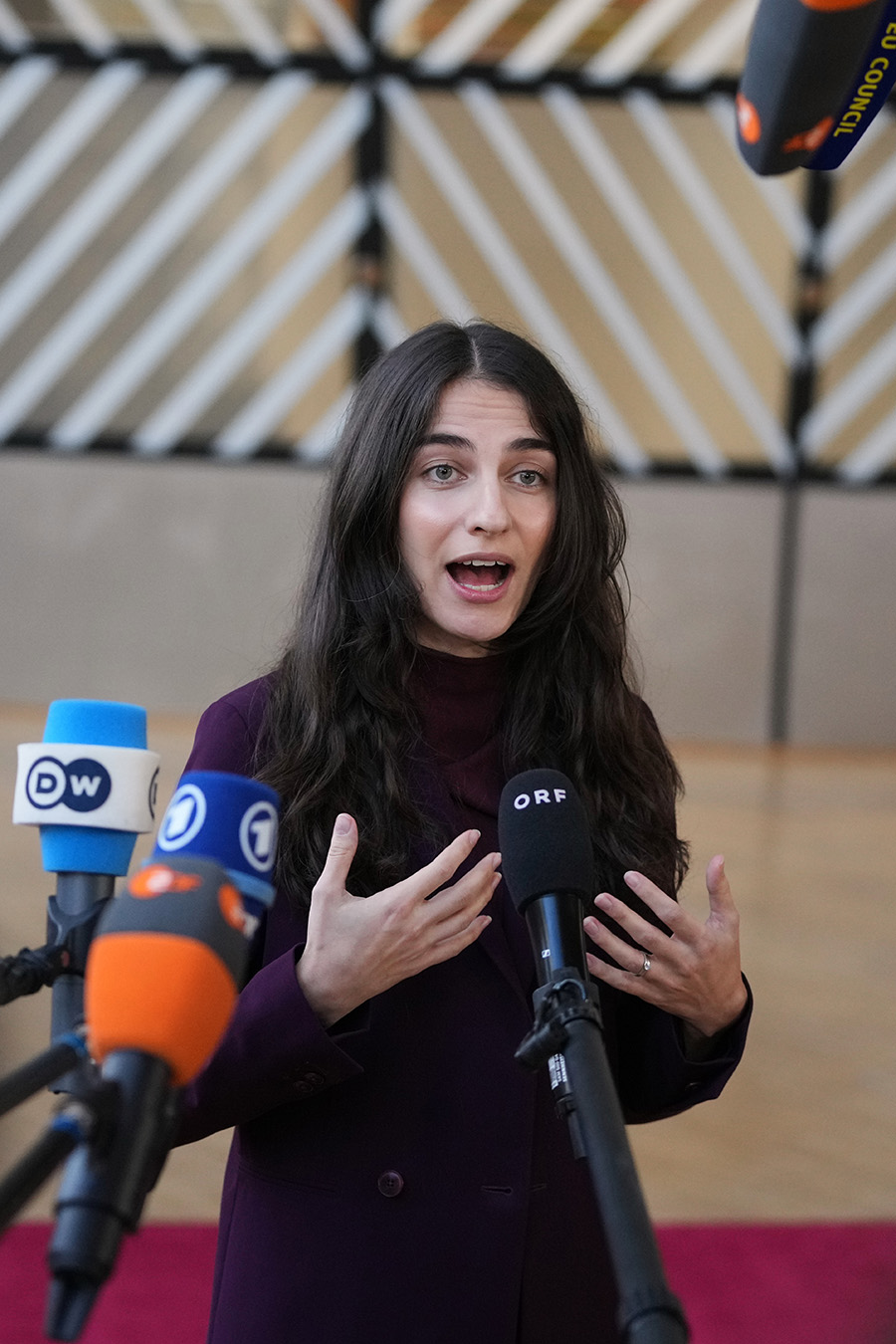 Kungen i jättebråk med gravid 29-åring – under semestern!