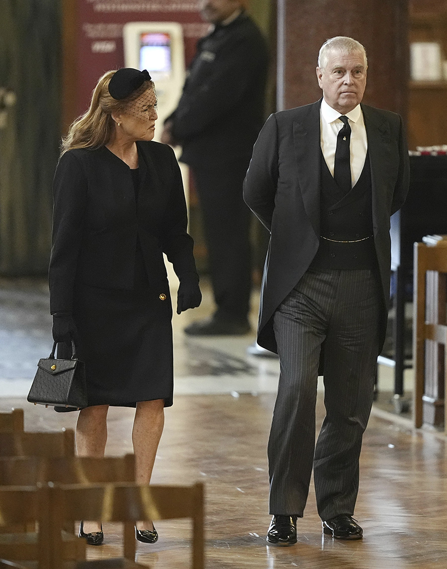 Skandaliserade Andrew flyr till öknen efter hatet i England