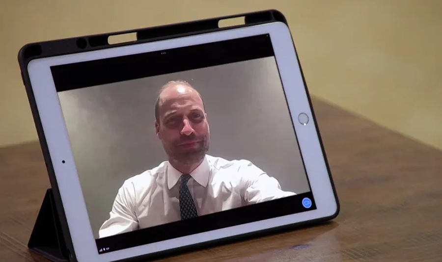 Prins William chockar – dyker upp i kändis-tv med kompisen!