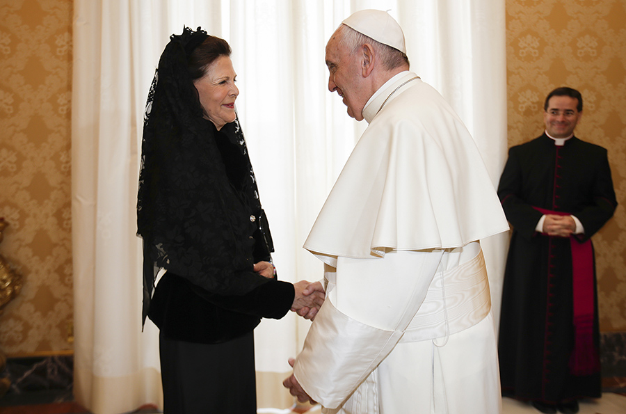 Drottning Silvia i chock efter premi&auml;rministerns fr&auml;cka sk&auml;mt