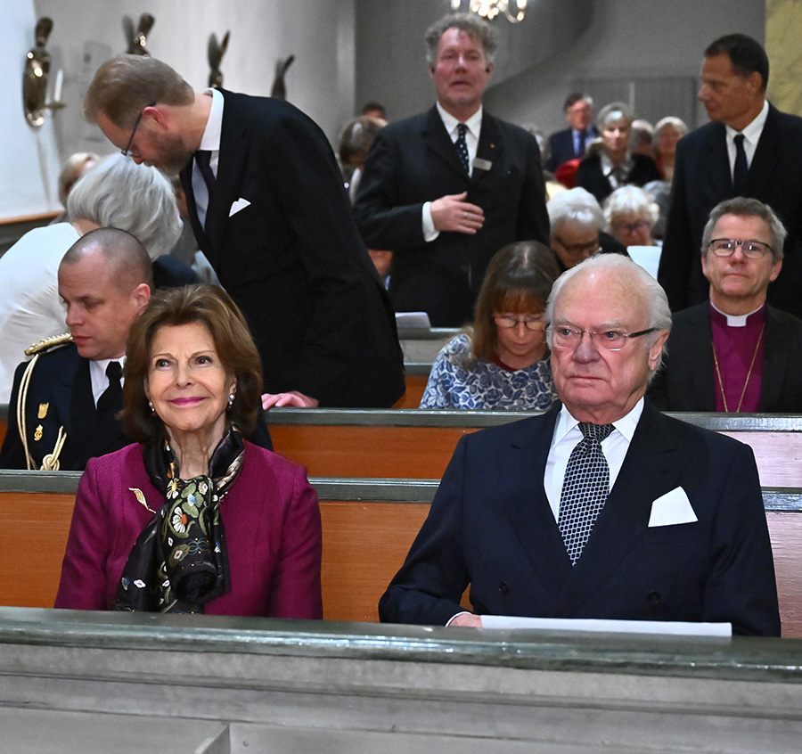 Bilderna avsl&ouml;jar: Silvias kliv i kyrkan v&auml;cker reaktioner