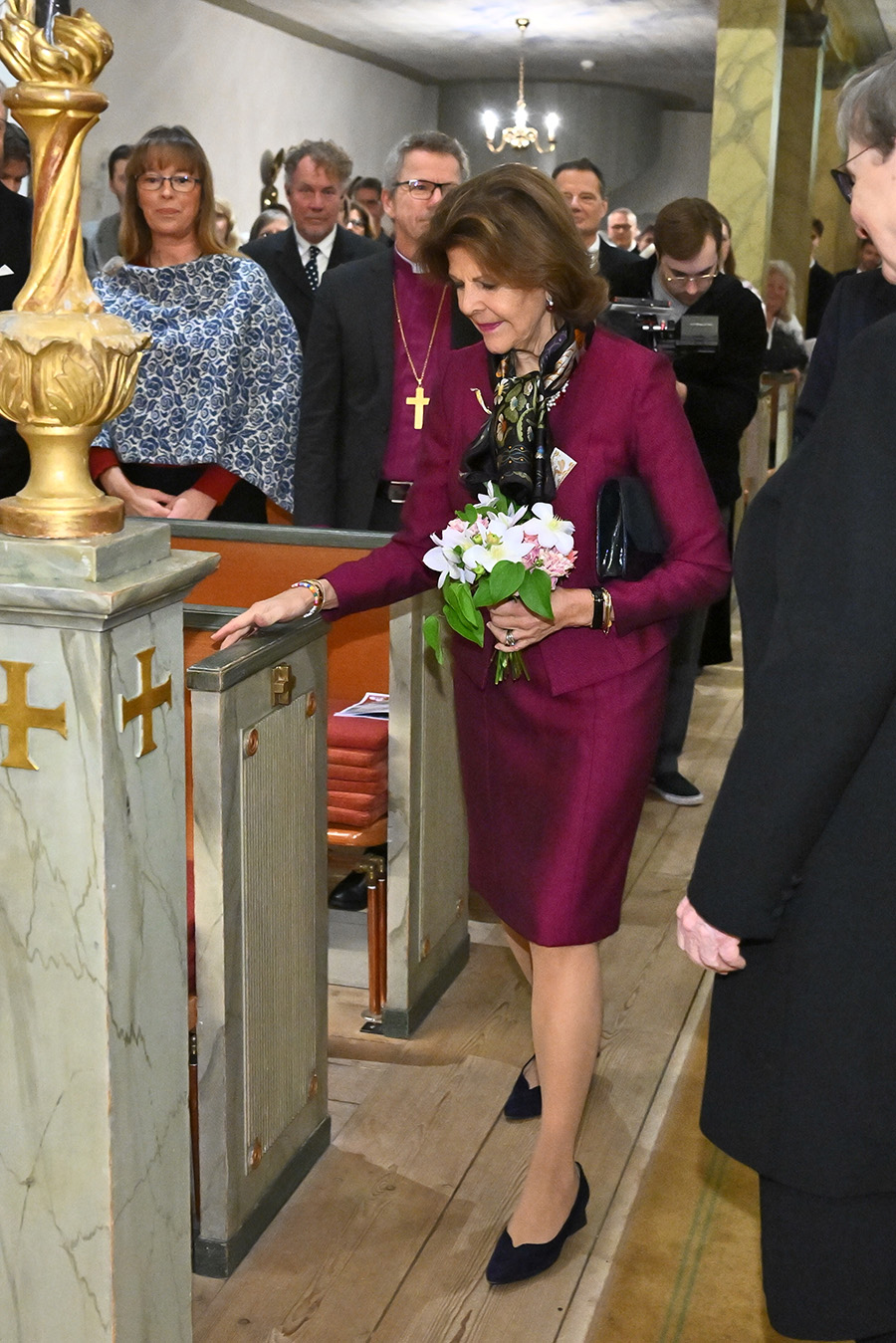 Bilderna avsl&ouml;jar: Silvias kliv i kyrkan v&auml;cker reaktioner