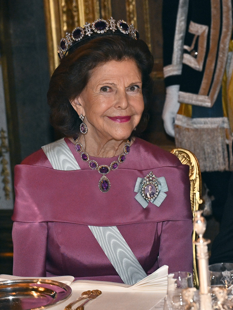 Bilderna avsl&ouml;jar: Silvias kliv i kyrkan v&auml;cker reaktioner