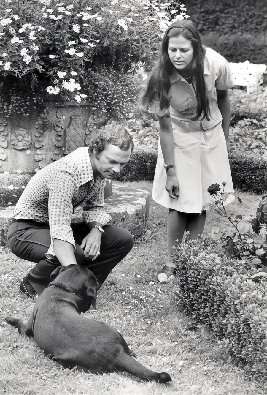 Kungens julmys med nya vovven &ndash; se unika bilderna!