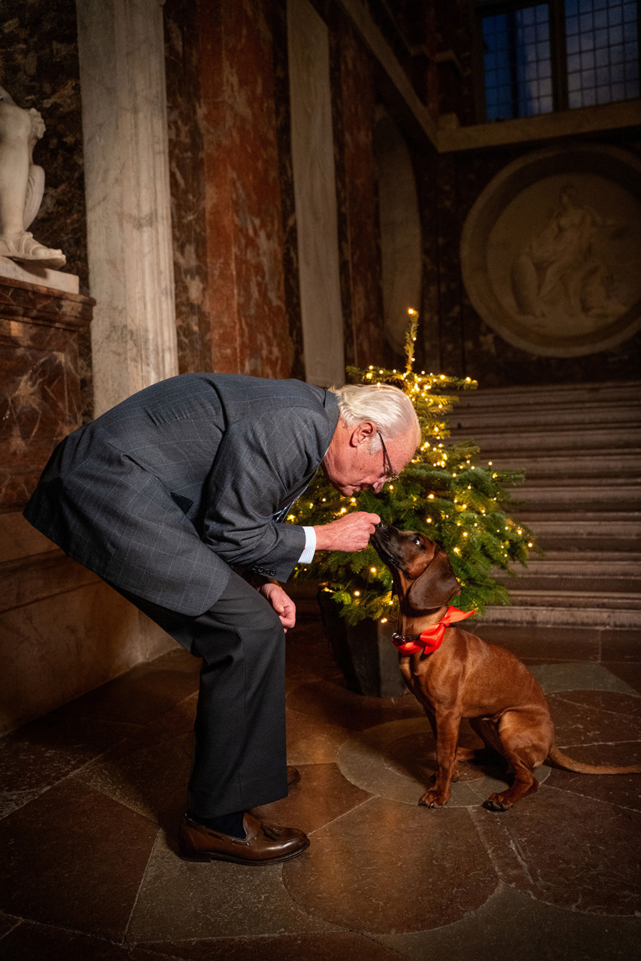 Kungens julmys med nya vovven &ndash; se unika bilderna!