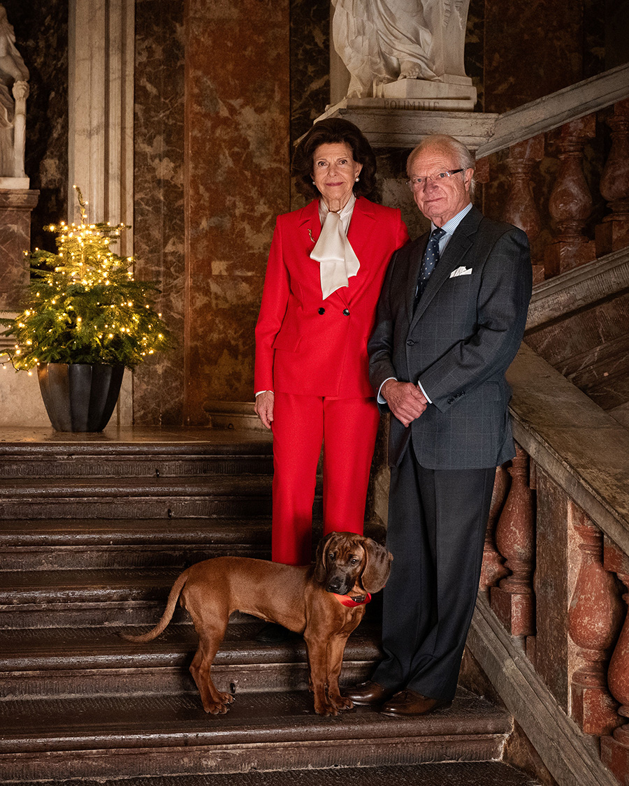 Kungens julmys med nya vovven &ndash; se unika bilderna!