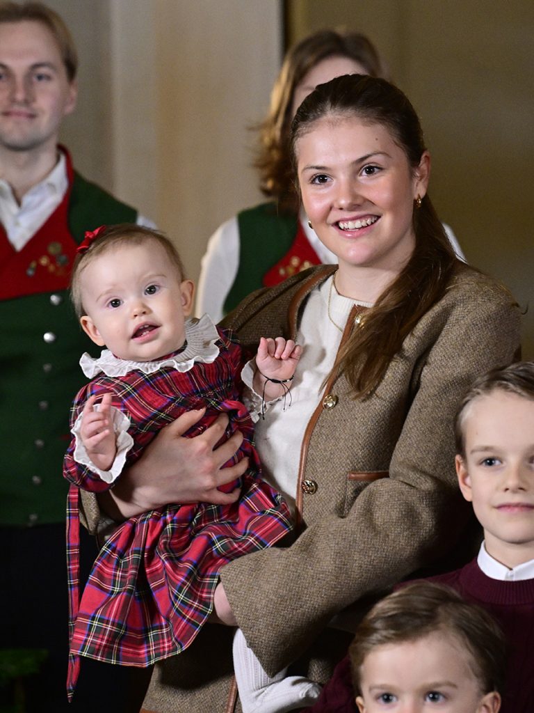s-tchock-p-slottet-estelles-mysiga-julstund-med-lilla-ines