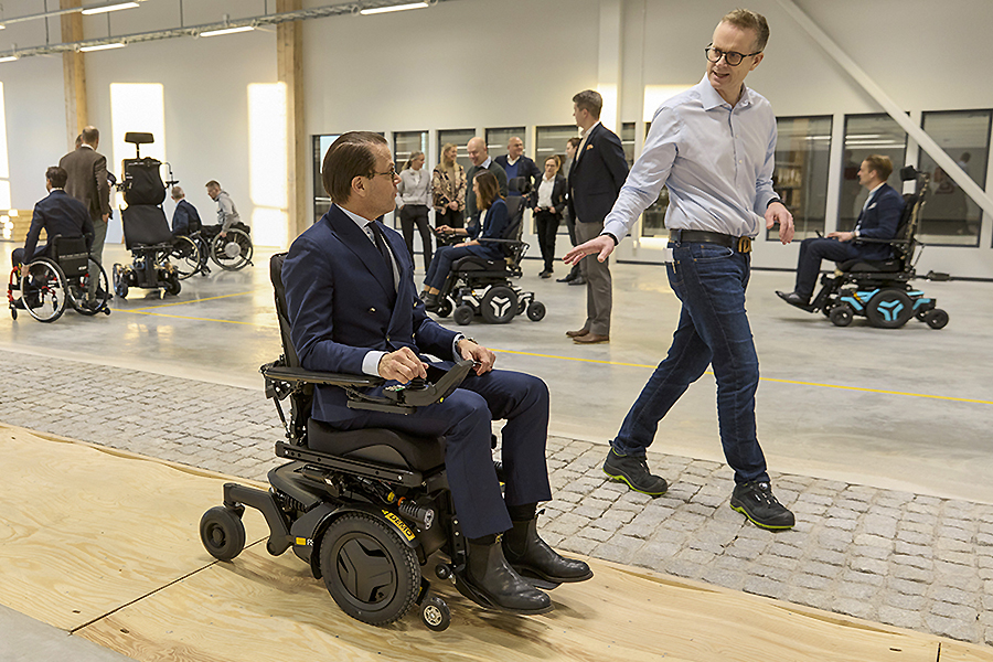 Prins Daniel tillbaka &ndash; syns i rullstol efter l&aring;nga fr&aring;nvaron