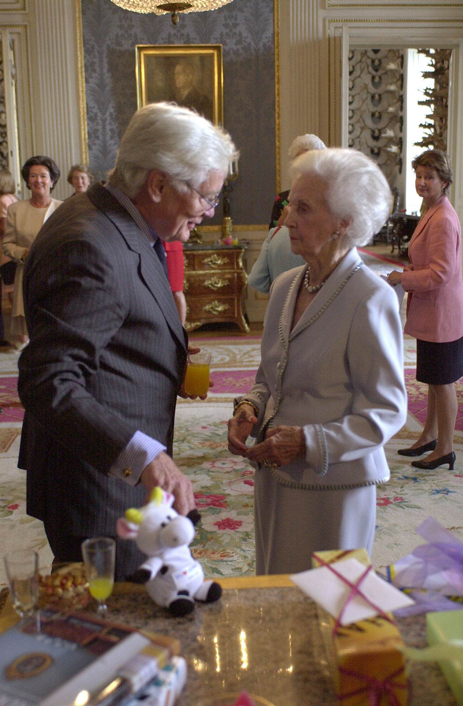 Kungen i sorg &ndash; d&ouml;dsbeskedet skakar innersta kretsen