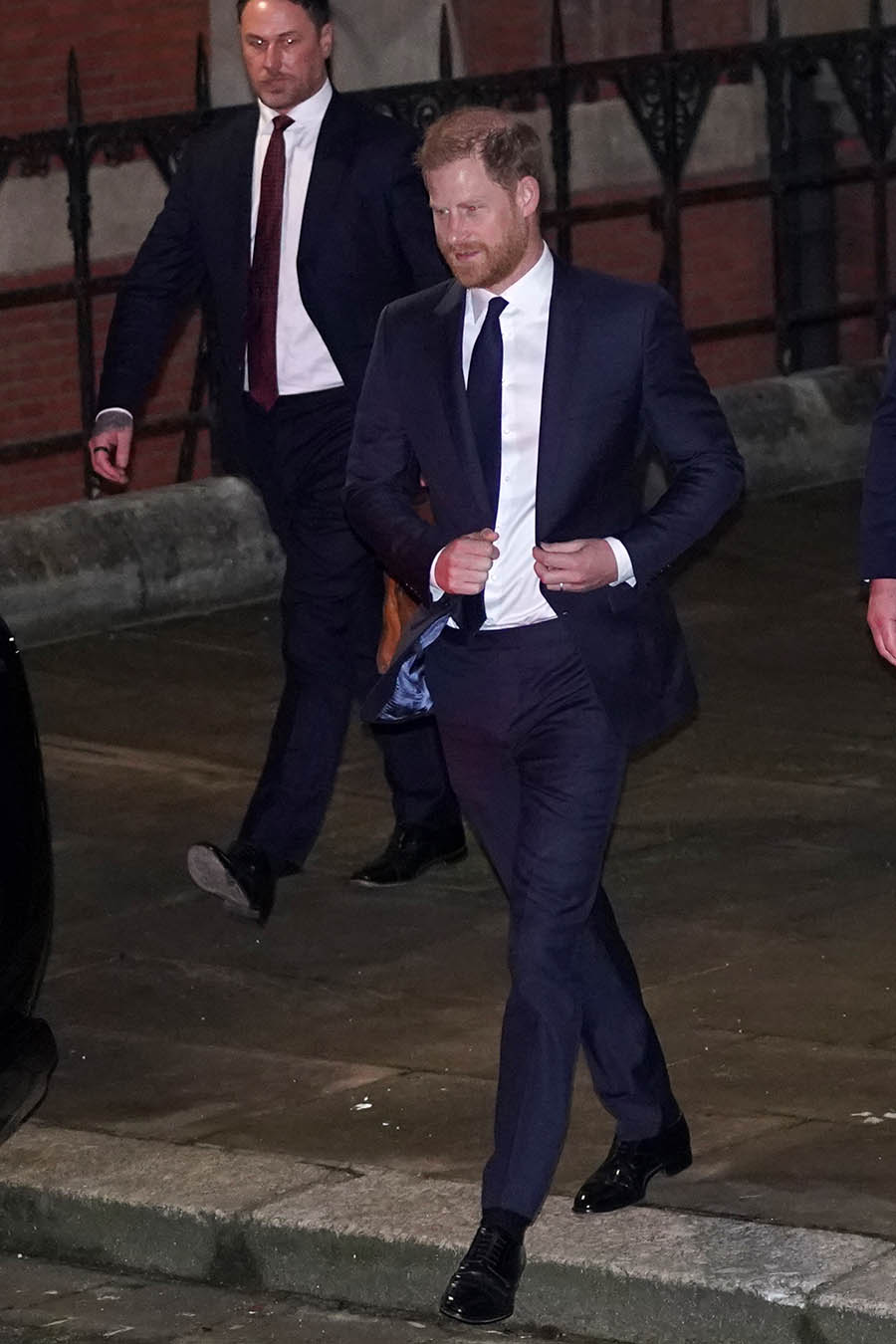 Stalkern bakom prins Harry &ndash; bara meter fr&aring;n honom i r&auml;tten