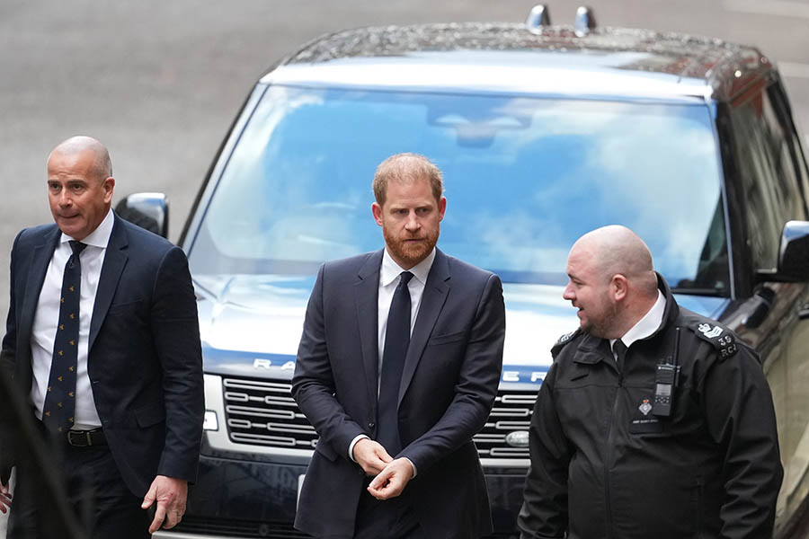 Stalkern bakom prins Harry &ndash; bara meter fr&aring;n honom i r&auml;tten