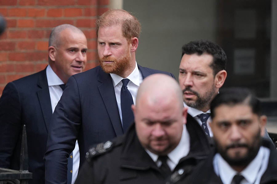 Stalkern bakom prins Harry &ndash; bara meter fr&aring;n honom i r&auml;tten