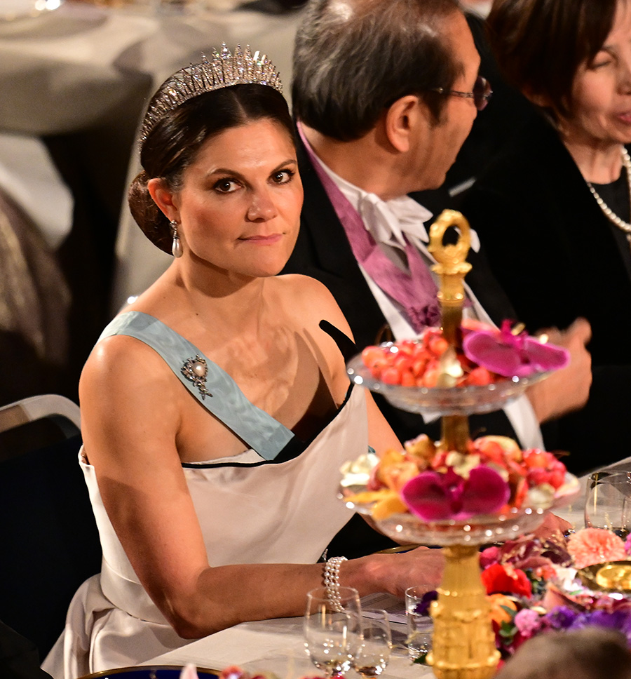 Victoria dras in i Epstein-h&auml;rvan &ndash; kronprinsessan under press