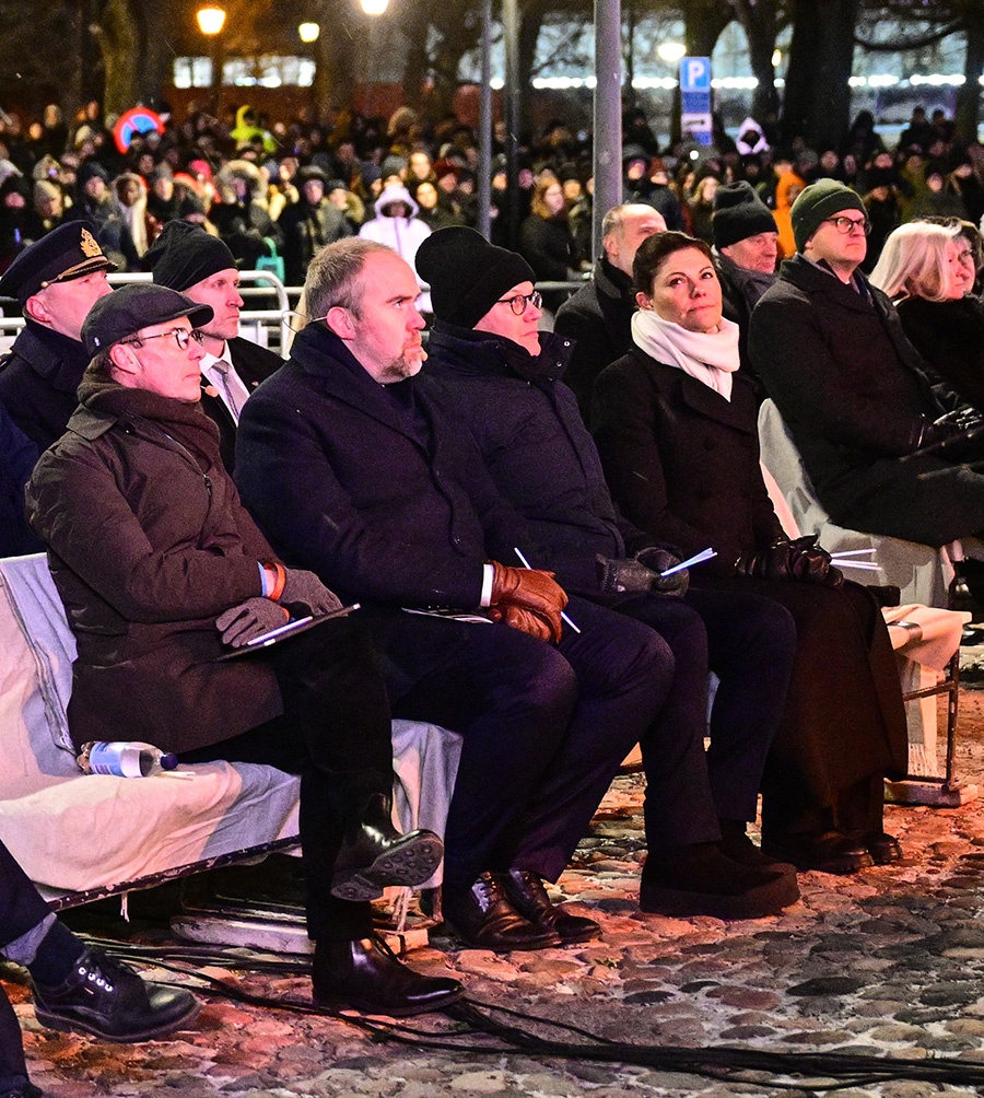 Victorias t&aring;rar intill prins Daniel &ndash; starka bilderna som ber&ouml;r