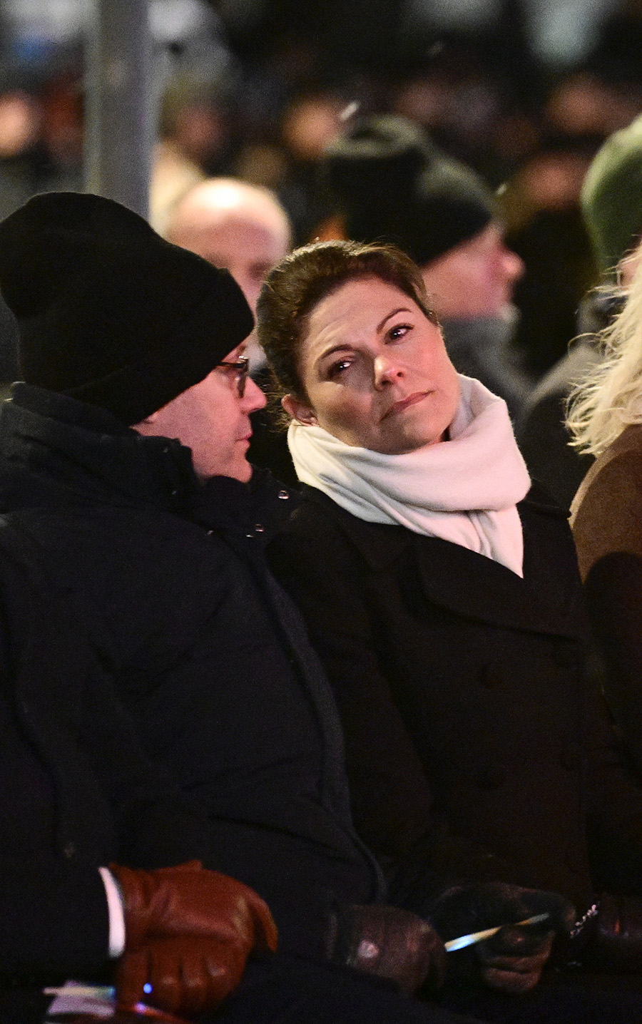 Victorias t&aring;rar intill prins Daniel &ndash; starka bilderna som ber&ouml;r