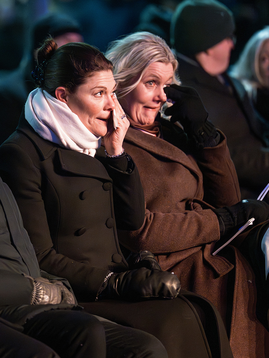 Victorias t&aring;rar intill prins Daniel &ndash; starka bilderna som ber&ouml;r