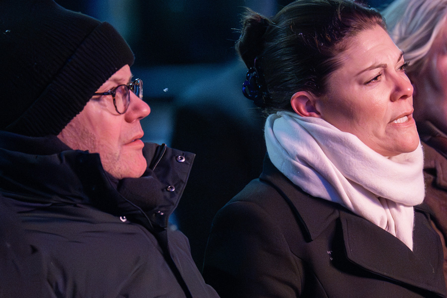 Victorias t&aring;rar intill prins Daniel &ndash; starka bilderna som ber&ouml;r