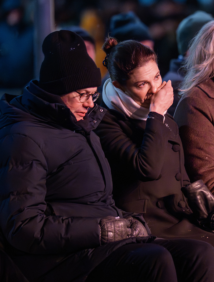 Victorias t&aring;rar intill prins Daniel &ndash; starka bilderna som ber&ouml;r
