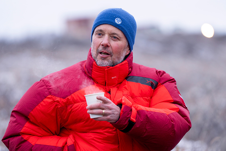 Kung Frederik vid elden i kylan &ndash; bilderna alla pratar om