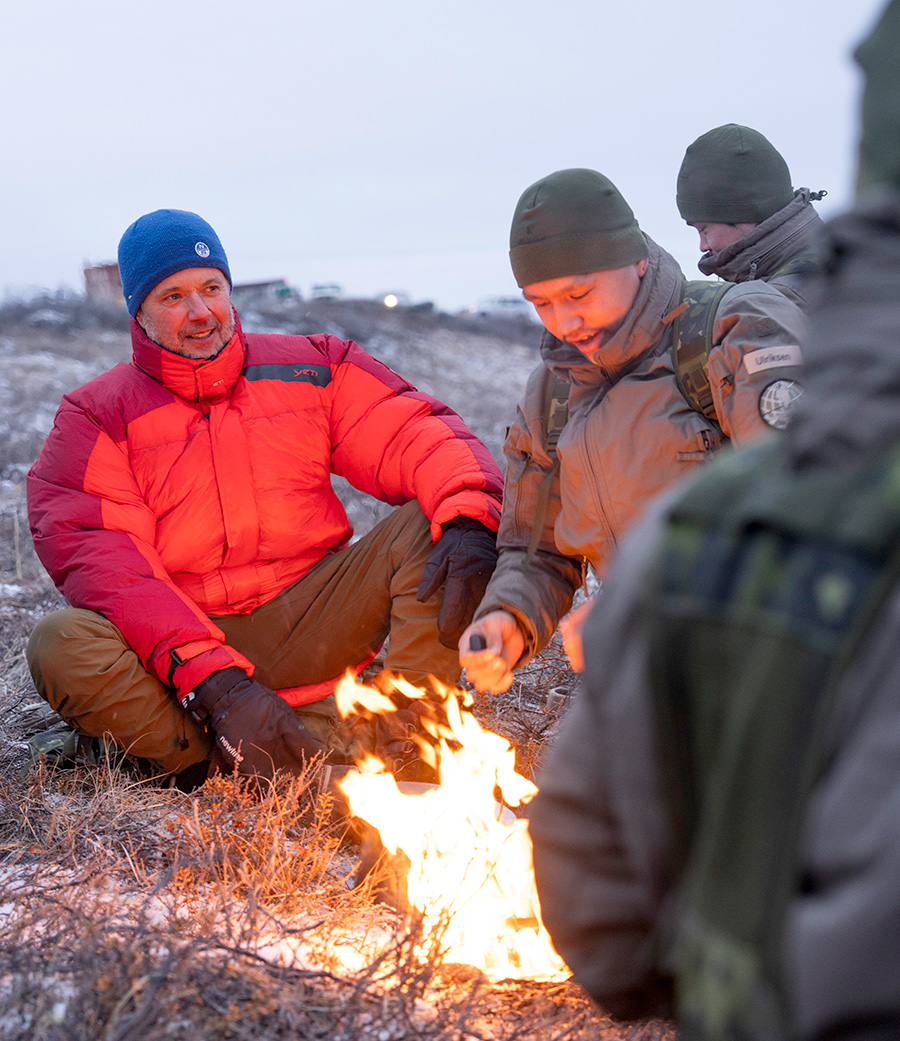 Kung Frederik vid elden i kylan &ndash; bilderna alla pratar om