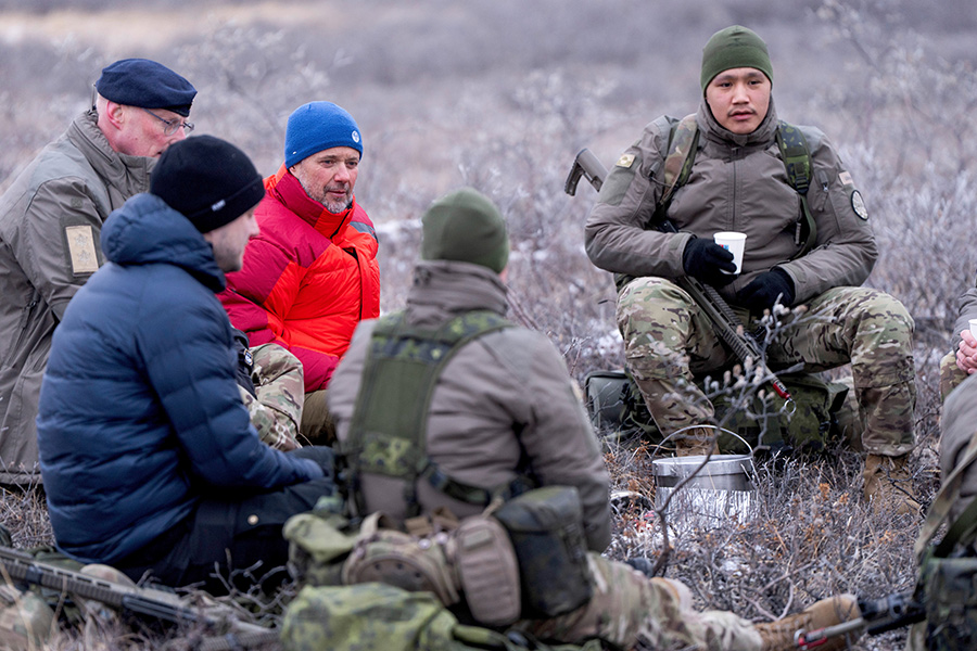 Kung Frederik vid elden i kylan &ndash; bilderna alla pratar om