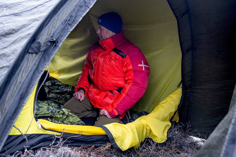 Kung Frederik vid elden i kylan &ndash; bilderna alla pratar om