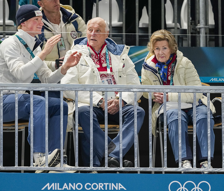 Kung Harald p&aring; solsemester med Sonja &ndash; mitt i norska krisen