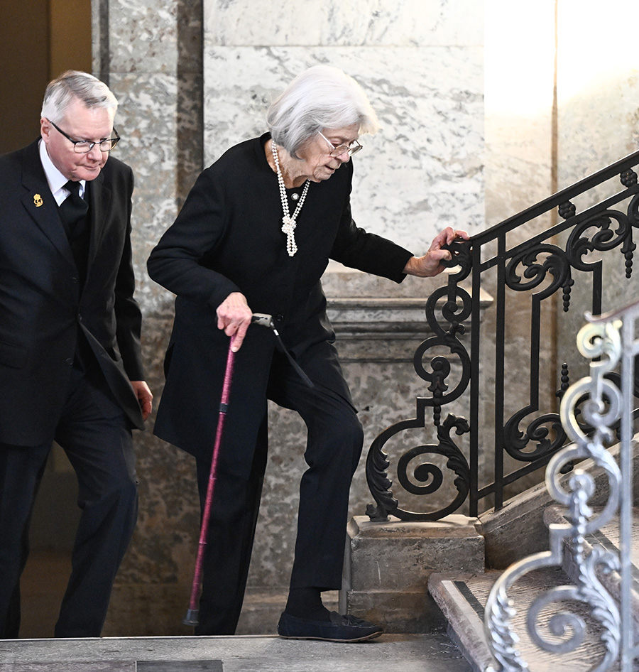 Kungaparets sorg &ndash; bilderna fr&aring;n det gripande avskedet