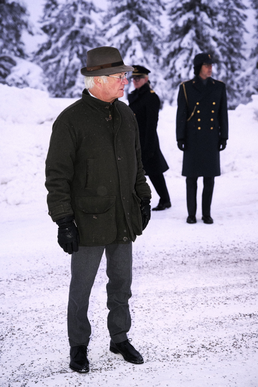 Kungen stoppad p&aring; OS &ndash; fast i sn&ouml;kaoset mitt i Alperna