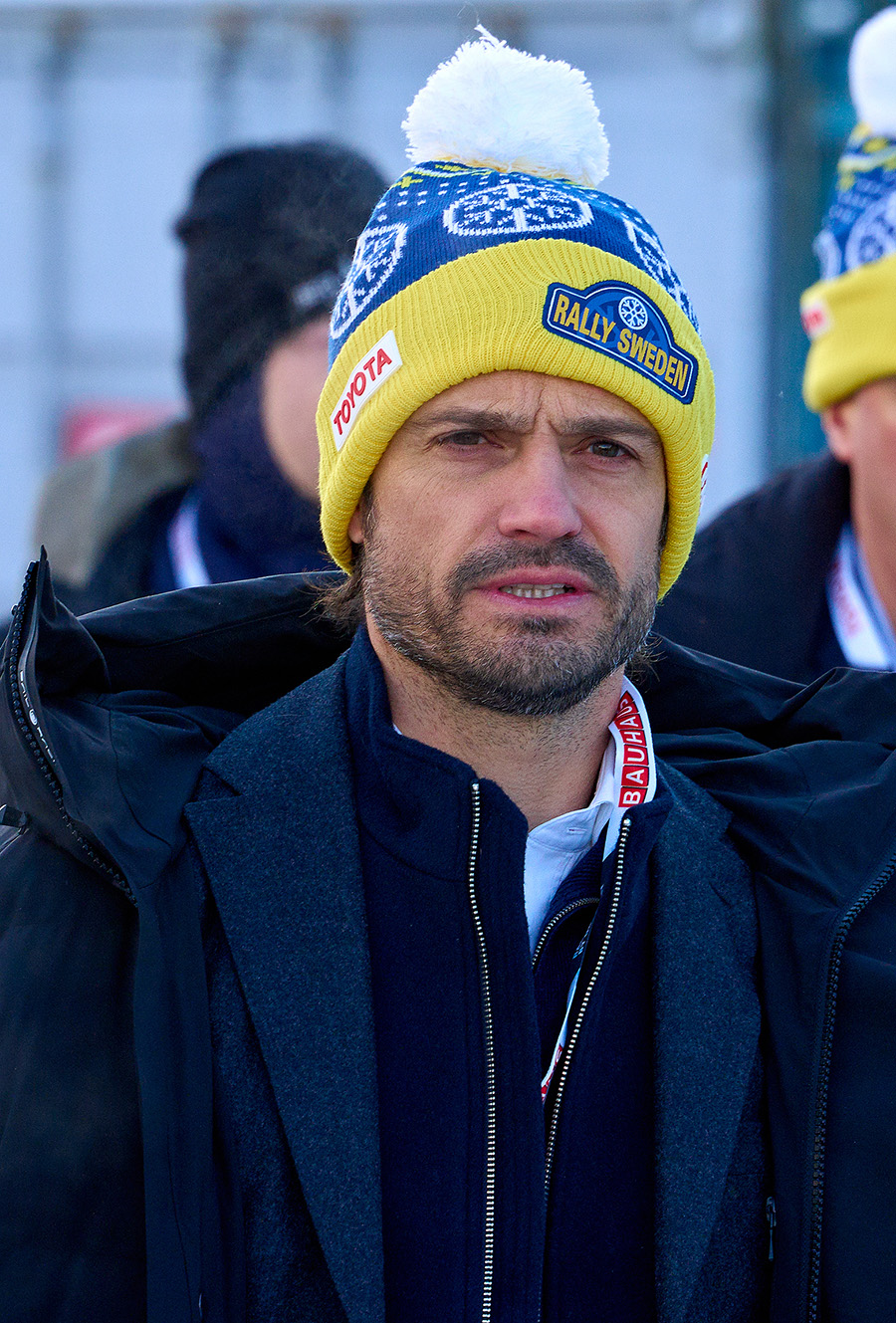 Starka bilder p&aring; prins Carl Philip &ndash; syns ensam utan Sofia