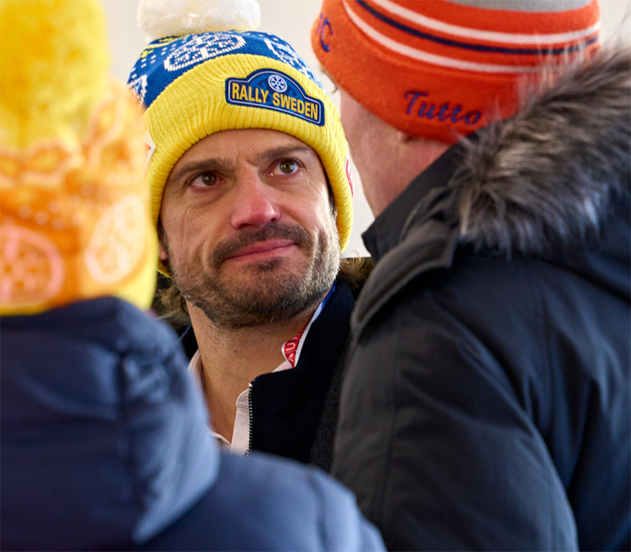 Starka bilder p&aring; prins Carl Philip &ndash; syns ensam utan Sofia