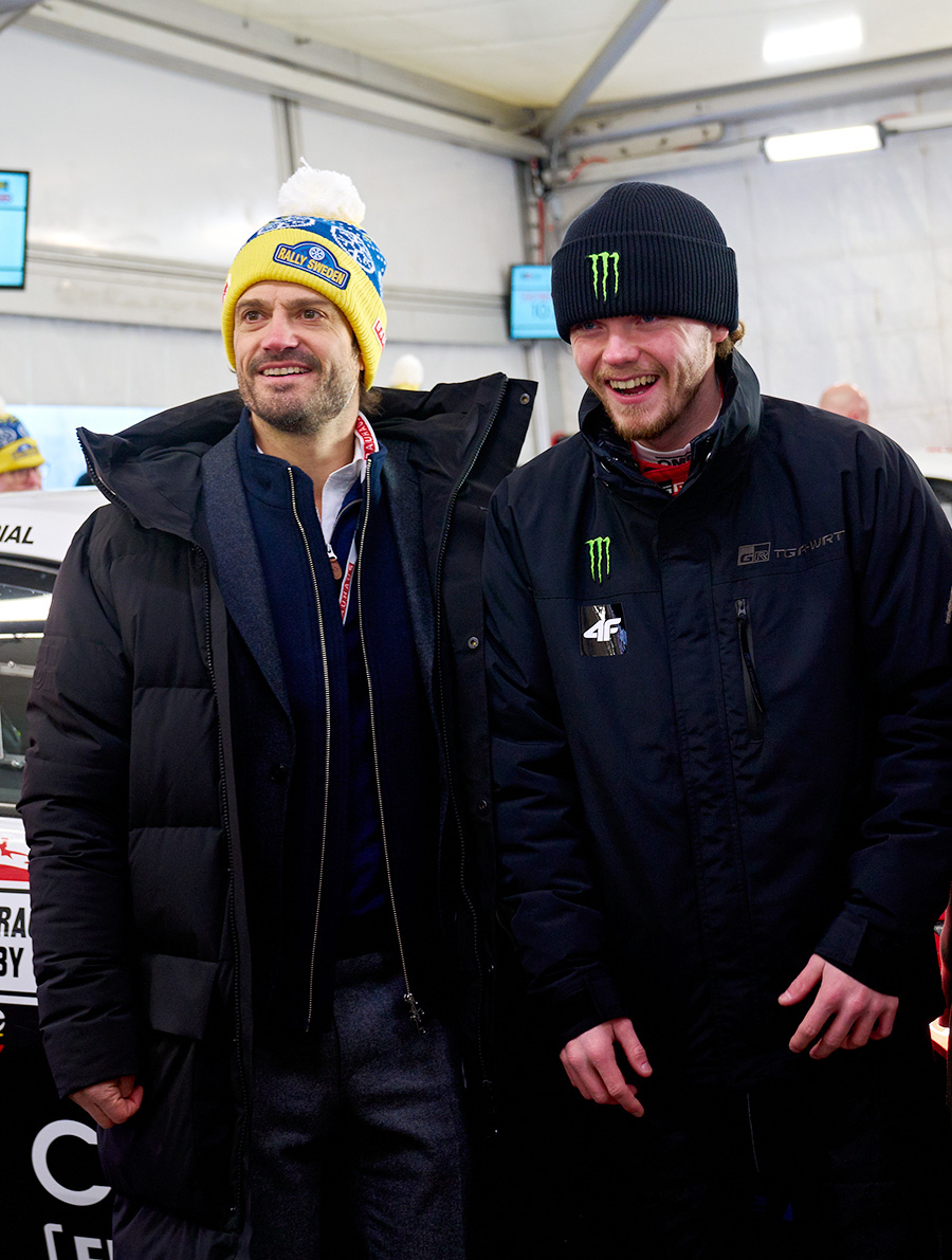 Starka bilder p&aring; prins Carl Philip &ndash; syns ensam utan Sofia