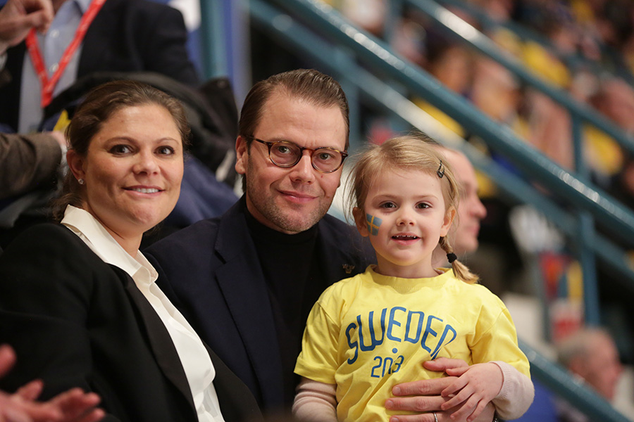 Prins Daniel d&ouml;k pl&ouml;tsligt upp i publiken &ndash; var inte ensam