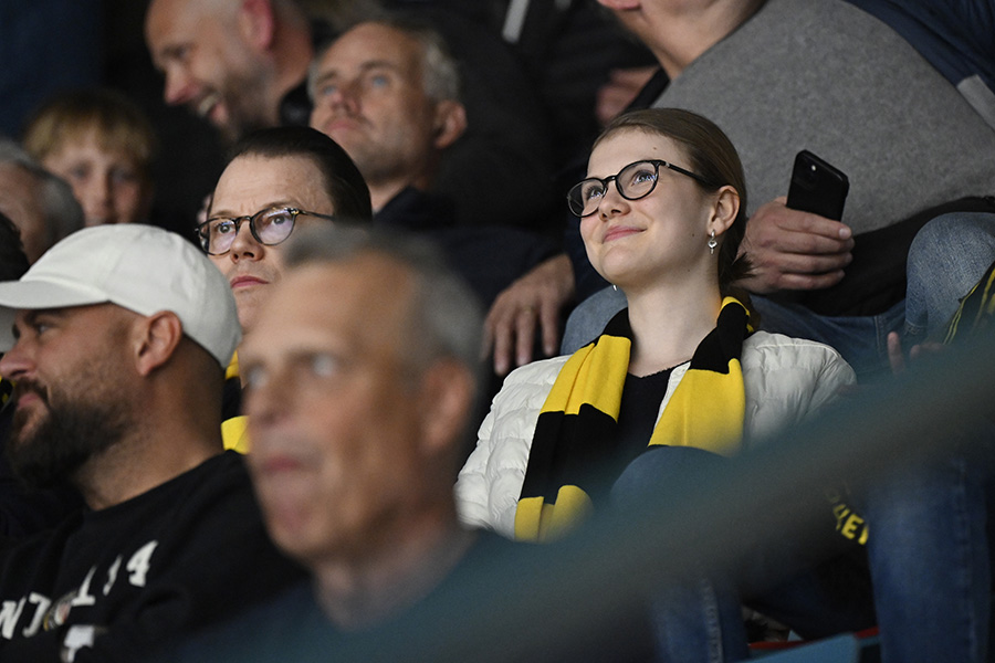 Prins Daniel d&ouml;k pl&ouml;tsligt upp i publiken &ndash; var inte ensam