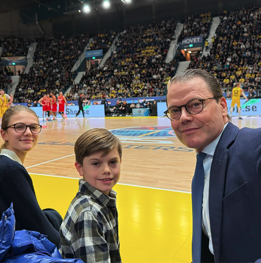 Prins Daniel d&ouml;k pl&ouml;tsligt upp i publiken &ndash; var inte ensam