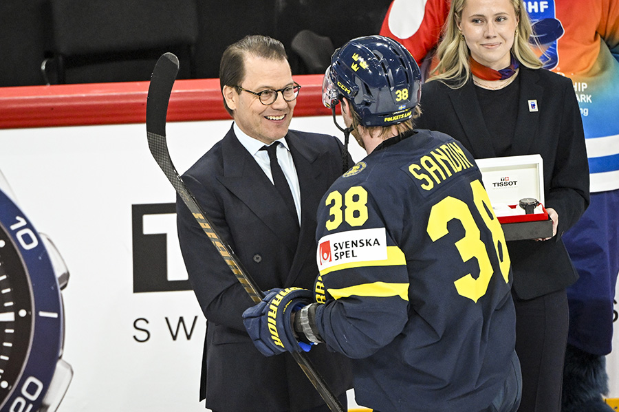 Prins Daniel d&ouml;k pl&ouml;tsligt upp i publiken &ndash; var inte ensam