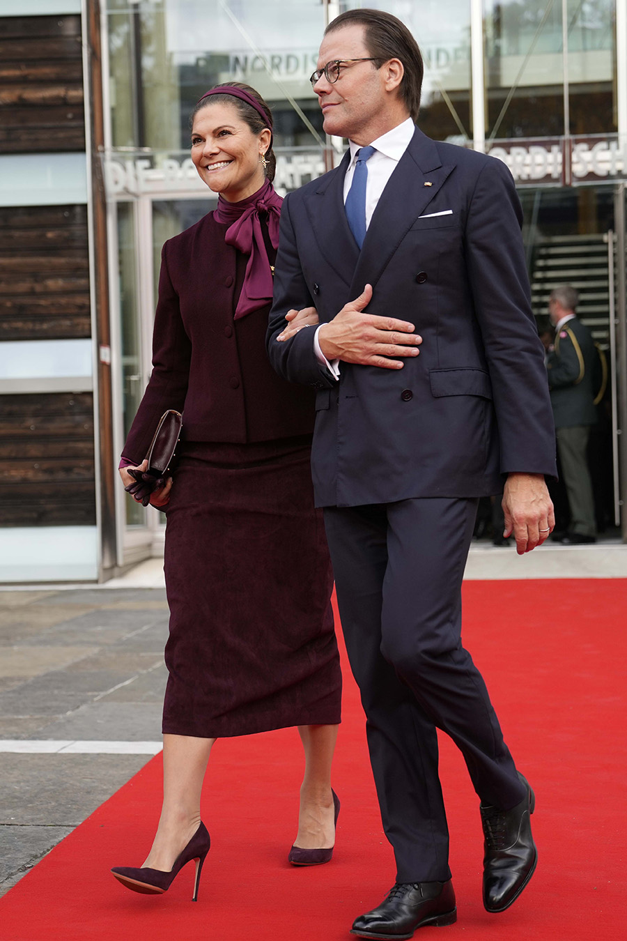 Efter resan med Victoria &ndash; prins Daniel syns inte l&auml;ngre