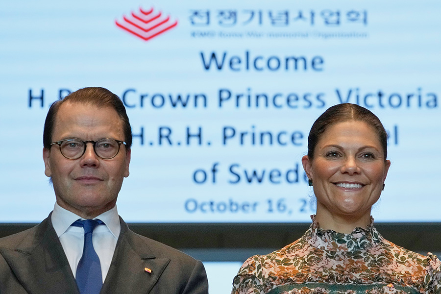 Efter resan med Victoria &ndash; prins Daniel syns inte l&auml;ngre