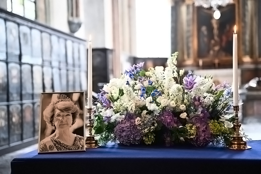 Kungen tar farv&auml;l av prinsessan D&eacute;sir&eacute;e &ndash; begravning p&aring; slottet