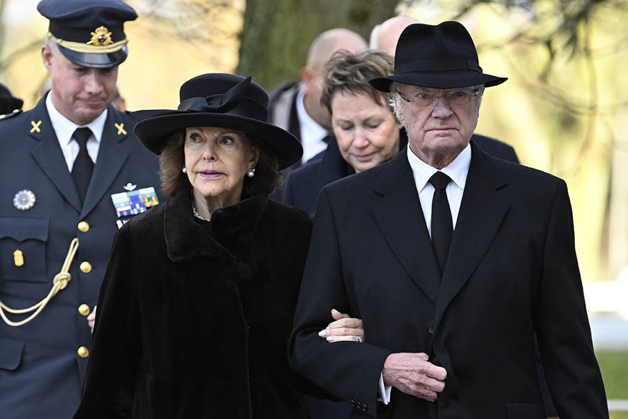 Kungen tar farv&auml;l av prinsessan D&eacute;sir&eacute;e &ndash; begravning p&aring; slottet