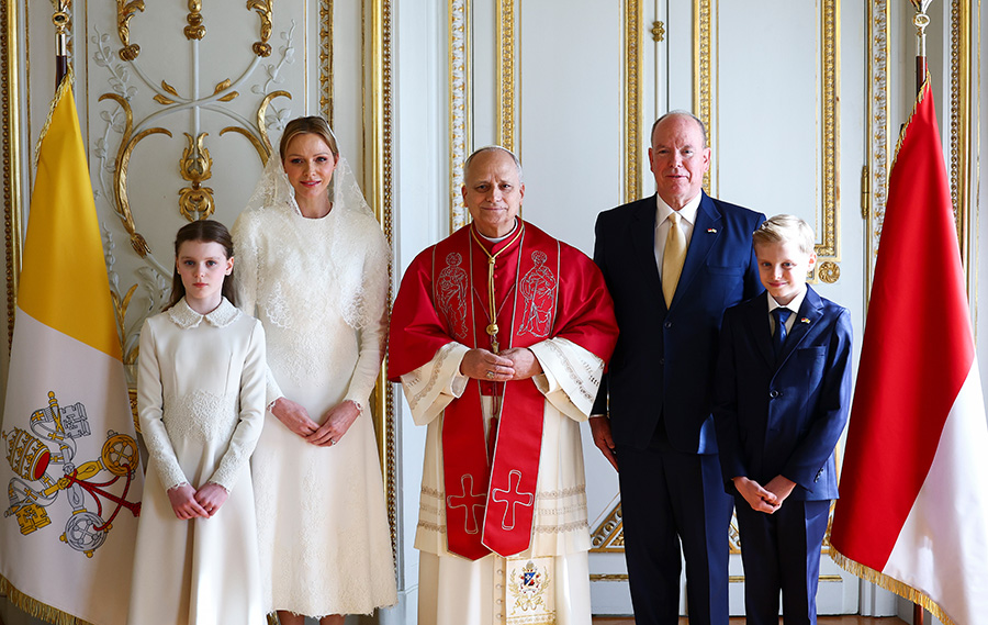 Charlene i kritvitt vid p&aring;vens bes&ouml;k &ndash; stal hela showen