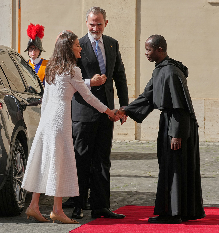 Drottning Letizia chockar i Vatikanen &ndash; bilden alla talar om