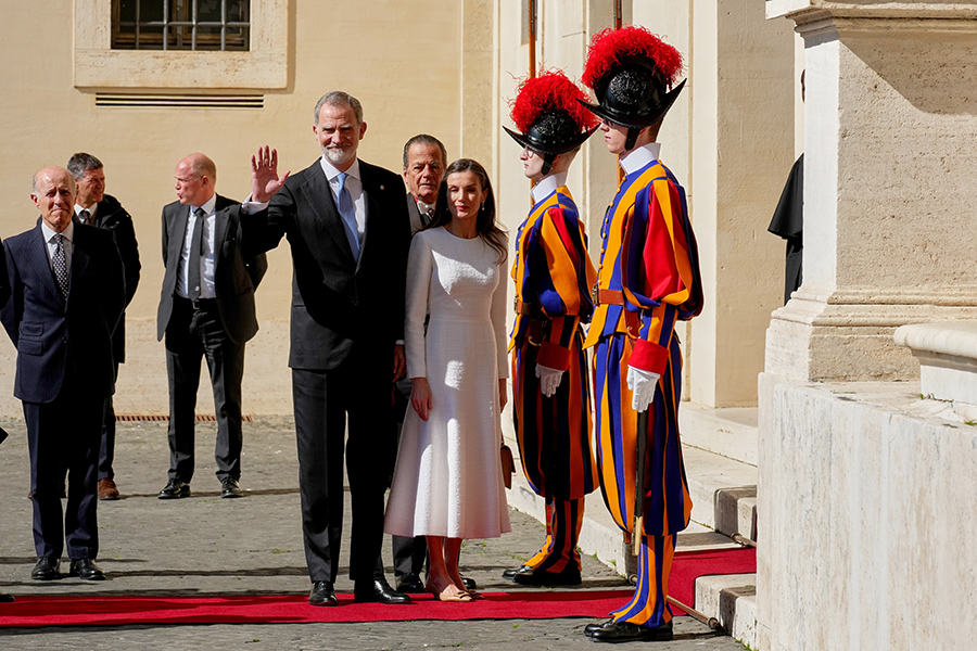 Drottning Letizia chockar i Vatikanen &ndash; bilden alla talar om
