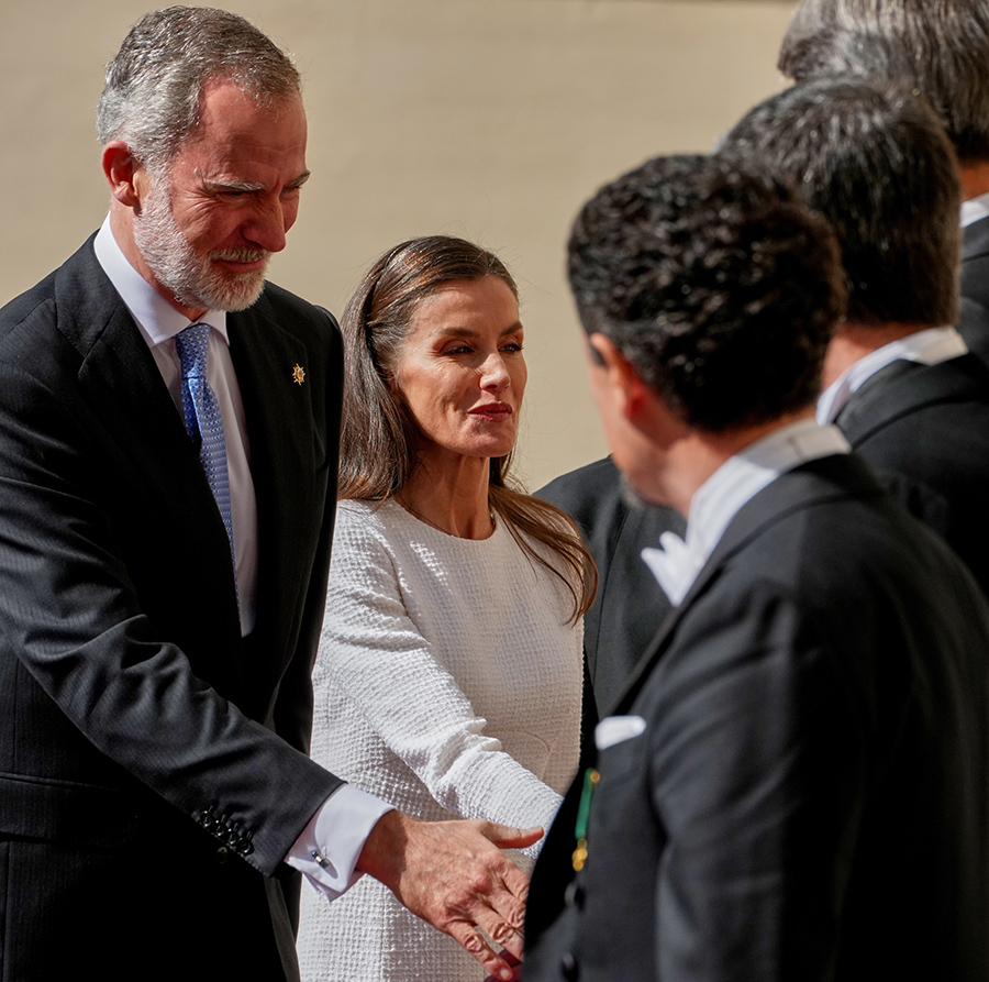 Drottning Letizia chockar i Vatikanen &ndash; bilden alla talar om