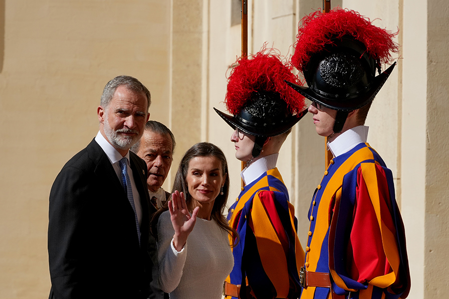 Drottning Letizia chockar i Vatikanen &ndash; bilden alla talar om