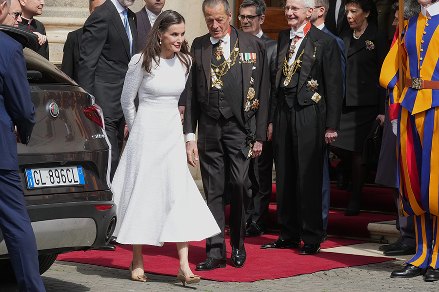Drottning Letizia chockar i Vatikanen &ndash; bilden alla talar om